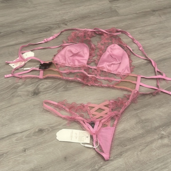 ✨ Lace Bralette and Thong Set✨ - Picture 2 of 7